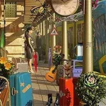Estación de tren con maletas coloridas, una guitarra, un reloj grande y un tren amarillo y azul