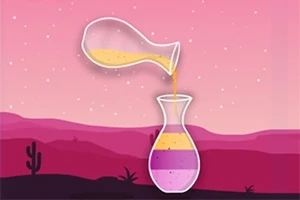 Una jarra vertiendo un líquido de colores en un vaso transparente con un fondo de paisaje desértico en tonos rosados