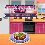 Una ilustración de una mujer sonriente en una cocina colorida, con un estante y un horno detrás, y un plato de ratatouille en primer plano sobre la mesa