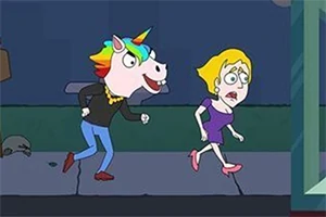 Un personaje con cabeza de unicornio persigue a una mujer asustada en una acera por la noche