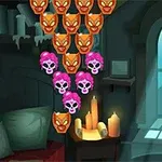 Máscaras de calavera y gato en colores naranja y rosa suspendidas en una habitación oscura con velas encendidas junto a una ventana iluminada