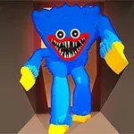 Criatura azul peluda con ojos saltones y boca grande con dientes afilados, caminando hacia adelante en un pasillo oscuro