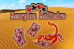 Un escorpión en un desierto junto a cartas con un diseño de escorpión