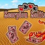 Un escorpión en un desierto junto a cartas con un diseño de escorpión