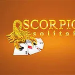 Escorpión dorado sobre cartas de juego con fondo naranja y texto estilizado