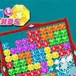 Interfaz de un juego con diamantes de colores brillantes enmarcados en una cuadrícula bajo el mar, con corales y monedas al fondo