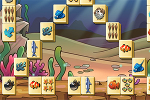 Fichas de un juego de mahjong con temática submarina, decoradas con imágenes de peces y corales, sobre un fondo del océano