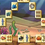 Fichas de un juego de mahjong con temática submarina, decoradas con imágenes de peces y corales, sobre un fondo del océano