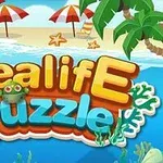 Texto colorido con la frase Sealife Puzzle en un entorno playero con palmeras, sombrillas y una rana sobre el texto
