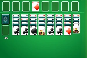 Baraja de cartas dispuestas sobre un fondo verde con cartas de diferentes palos y números visibles