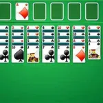 Baraja de cartas dispuestas sobre un fondo verde con cartas de diferentes palos y números visibles