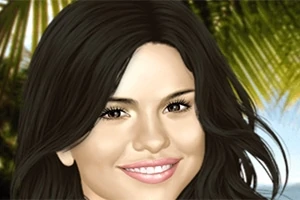 Mujer de cabello oscuro sonriendo con palmeras de fondo borroso