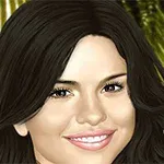 Mujer de cabello oscuro sonriendo con palmeras de fondo borroso
