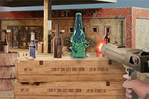 Una mano sosteniendo una pistola dispara hacia botellas de vidrio sobre cajas de madera