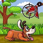 Perro observando patos volando en un entorno de bosque con un objetivo sobre uno de los patos