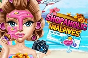 Mujer con mascarilla facial rosa sosteniendo una cámara frente a una playa con un boleto de avión y una bebida tropical