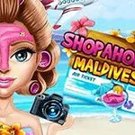 Mujer con mascarilla facial rosa sosteniendo una cámara frente a una playa con un boleto de avión y una bebida tropical