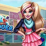 Mujer rubia sonriente con vestido rosa y bolsa, parada frente a un centro comercial con letreros de descuento
