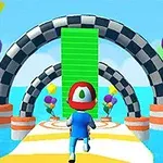 Personaje corriendo hacia un conjunto de arcos a rayas en un entorno colorido con globos y un camino sobre agua