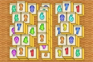 Fichas numeradas de colores dispuestas sobre un fondo de madera