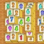 Fichas numeradas de colores dispuestas sobre un fondo de madera