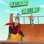 Personas patinando en una rampa de skate bajo un cielo azul con nubes