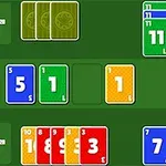 Cartas numeradas de colores rojo, azul, verde y amarillo dispuestas sobre un fondo verde