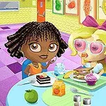 Dos niñas animadas sentadas en una mesa con comida en una cafetería colorida