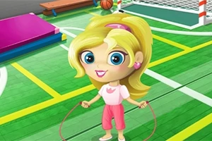 Niña de cabello rubio y ojos grandes saltando la cuerda en una cancha con áreas deportivas marcadas