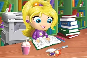 Niña con cabello rubio leyendo un libro en una biblioteca, rodeada de pilas de libros y un batido sobre la mesa