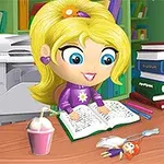 Niña con cabello rubio leyendo un libro en una biblioteca, rodeada de pilas de libros y un batido sobre la mesa