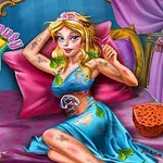 Princesa rubia con vestido azul, sentada en una cama, con hojas y suciedad en el cuerpo, en una habitación colorida