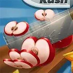 Cuchillo cortando rodajas de manzanas y una estrella de carambola sobre una tabla
