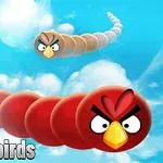 Dos personajes en forma de serpiente, con rostros de pájaros enojados, volando en un cielo con nubes