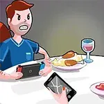 Pareja discutiendo en una mesa con comida, mientras usan dispositivos electrónicos