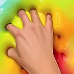 Mano presionando una superficie viscosa y colorida en tonos de arcoíris