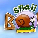 Caracol animado con caparazón marrón y ojos grandes, rodeado de letras de madera en un fondo azul