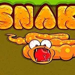 Serpiente caricaturesca de color naranja con ojos saltones y boca abierta debajo de letras grandes y amarillas