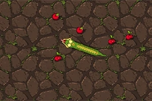 Serpiente verde moviéndose entre manzanas rojas sobre un suelo de piedras