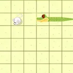 Un ratón blanco y una serpiente verde se enfrentan sobre un fondo cuadriculado amarillo