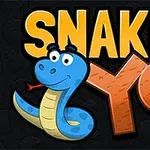 Un dibujo de una serpiente azul sonriente junto a las letras grandes SNAKE YO en un fondo oscuro