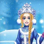 Mujer vestida de azul con una corona invernal y cabello trenzado, sosteniendo un cetro en un paisaje nevado