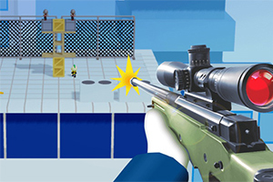 Mano sostiene un rifle de francotirador con una mira telescópica apuntando a un objetivo en una plataforma con cajas y una barrera de reja metálica