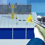 Mano sostiene un rifle de francotirador con una mira telescópica apuntando a un objetivo en una plataforma con cajas y una barrera de reja metálica