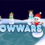 Muñecos de nieve decorados con accesorios festivos, como sombreros y coronas, rodean un lago congelado bajo un cielo nocturno estrellado