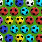 Balones de fútbol de colores variados dispuestos en una cuadrícula sobre un fondo verde