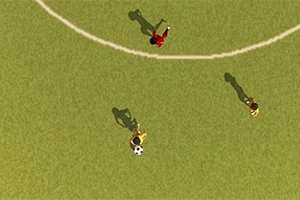 Vista aérea de un campo de fútbol con tres jugadores, uno en rojo y dos en amarillo, y un balón en el césped