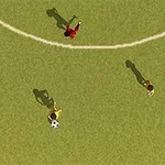 Vista aérea de un campo de fútbol con tres jugadores, uno en rojo y dos en amarillo, y un balón en el césped
