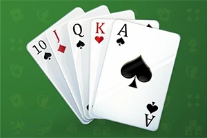 Cinco cartas de póker mostrando una escalera real sobre un fondo verde