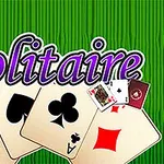Una imagen con cartas de naipes con los símbolos del corazón, pica, trébol y diamante, con la palabra Solitaire en la parte superior sobre un fondo verde